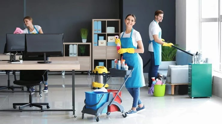 „Echipă profesionistă de curățenie comercială într-un birou modern, folosind echipamente și soluții eficiente.”